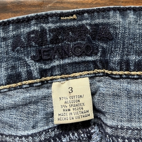 Arizona Dark Wash Sandblasted Denim Blue Bermuda Shorts Juniors Size 3 Cute EUC - Picture 4 of 5